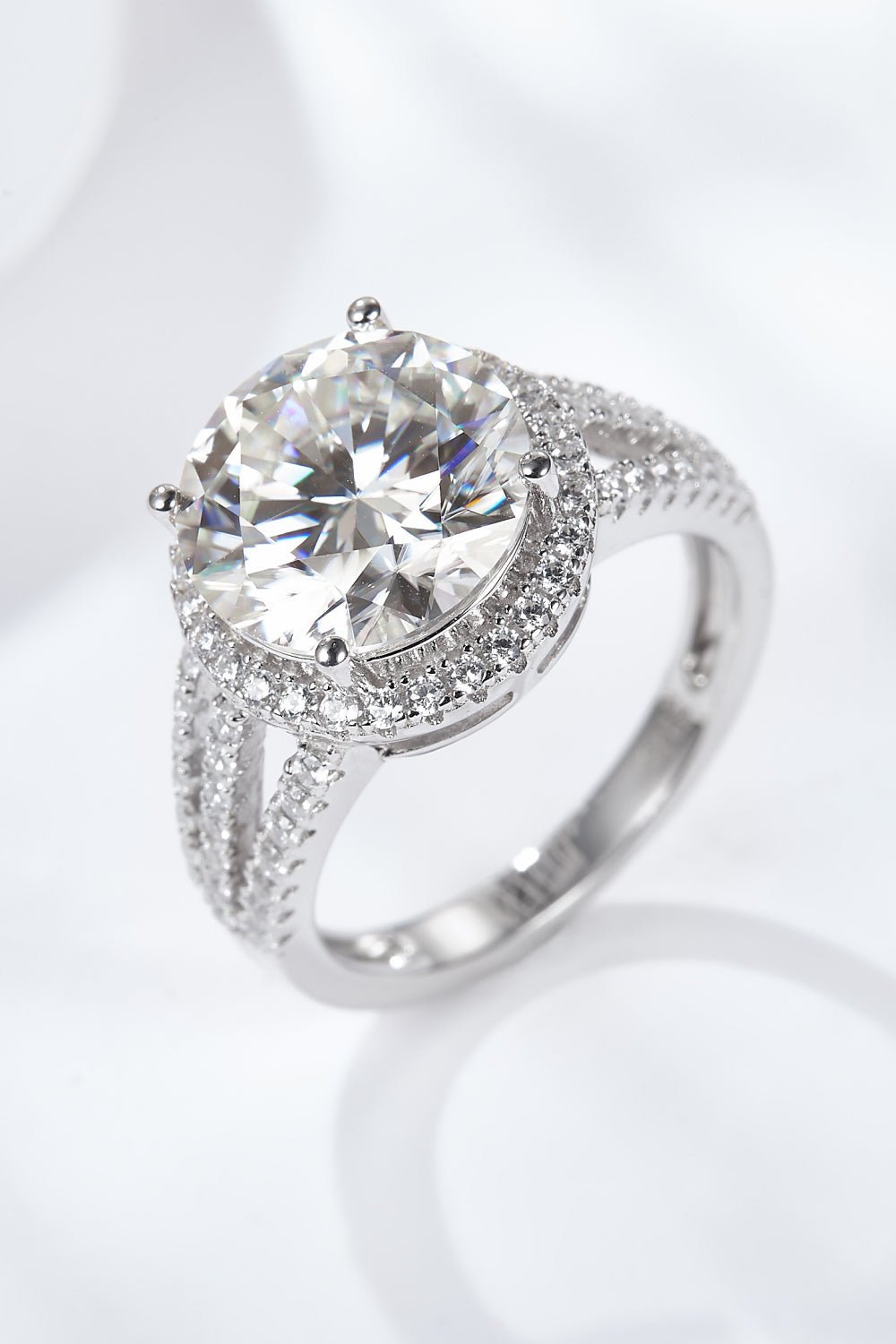 Moissanite Rings for Petite Hands: How to Choose a Stone That Flatters Every Finger - Moissanite Shine
