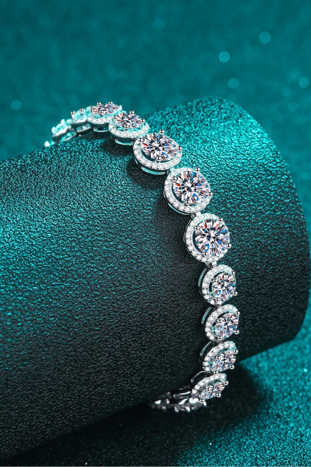 What Is a Moissanite Oil Slick and How Do You Clean It? - Moissanite Shine